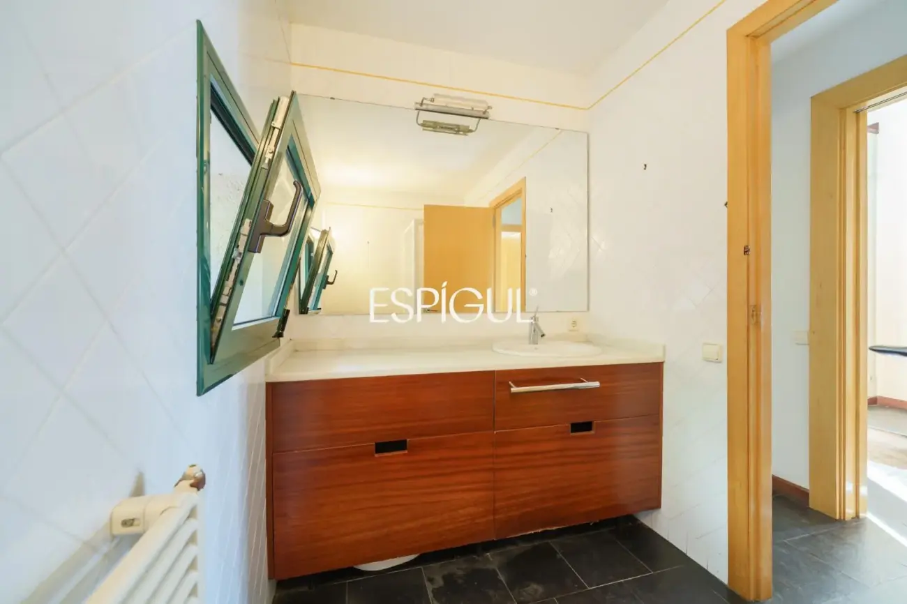 Exclusiva casa esquinera con jardín privado y vistas al mar en el centro de Premià de Dalt