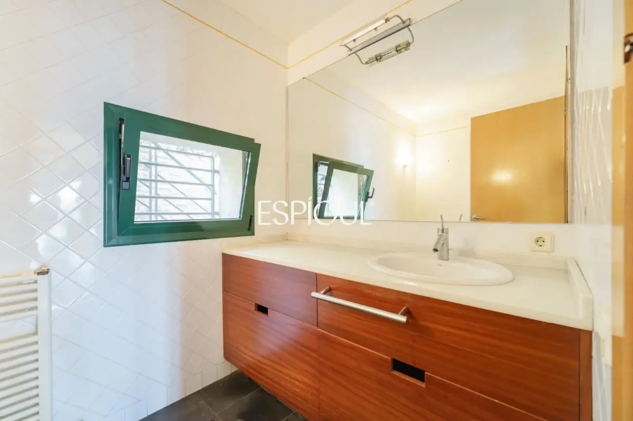 Exclusiva casa esquinera con jardín privado y vistas al mar en el centro de Premià de Dalt