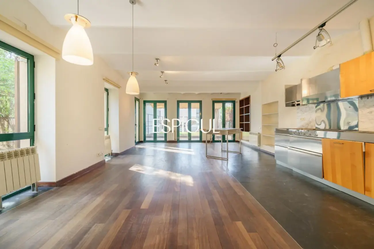 Exclusiva casa esquinera con jardín privado y vistas al mar en el centro de Premià de Dalt