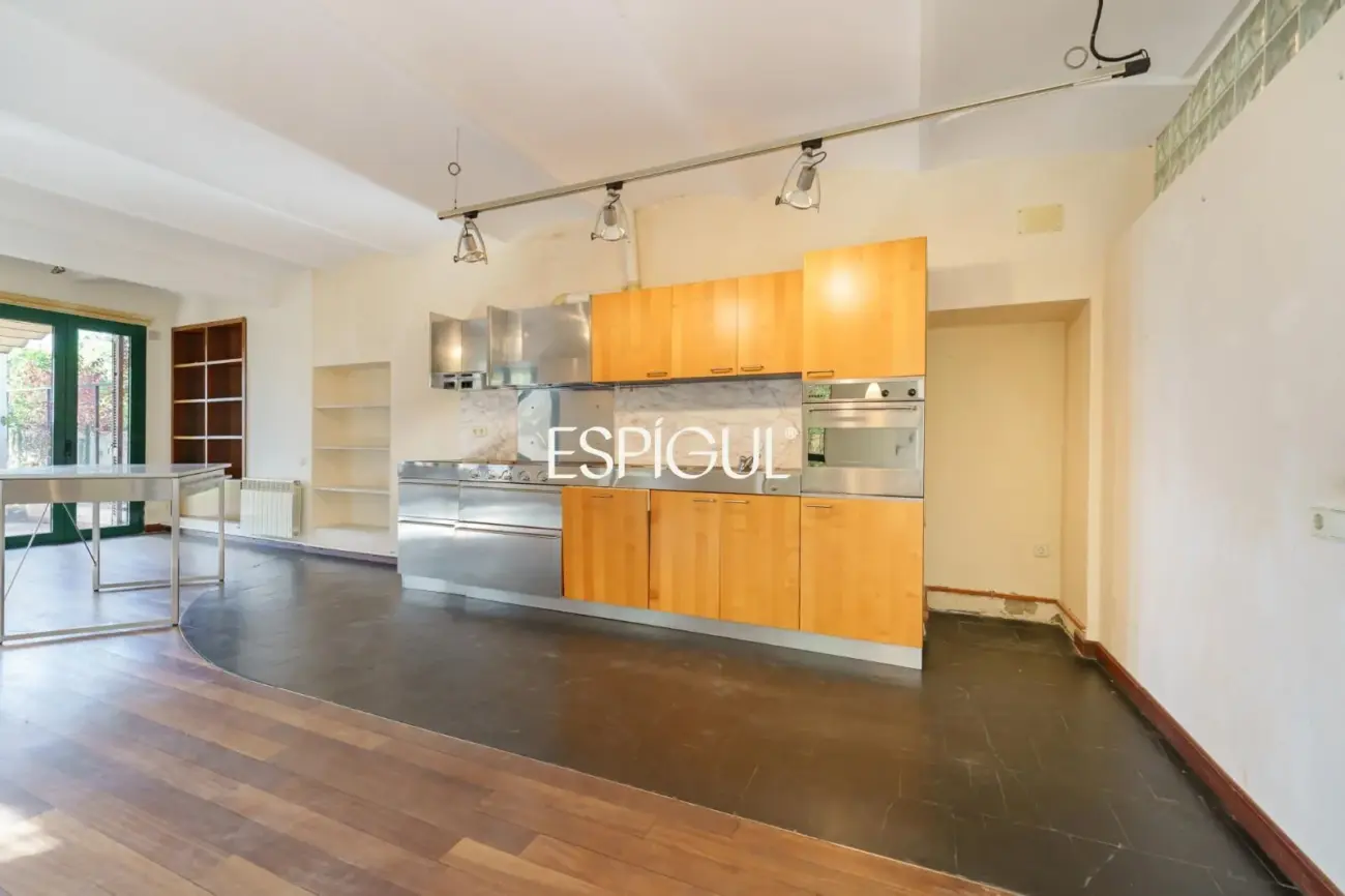 Exclusiva casa esquinera con jardín privado y vistas al mar en el centro de Premià de Dalt