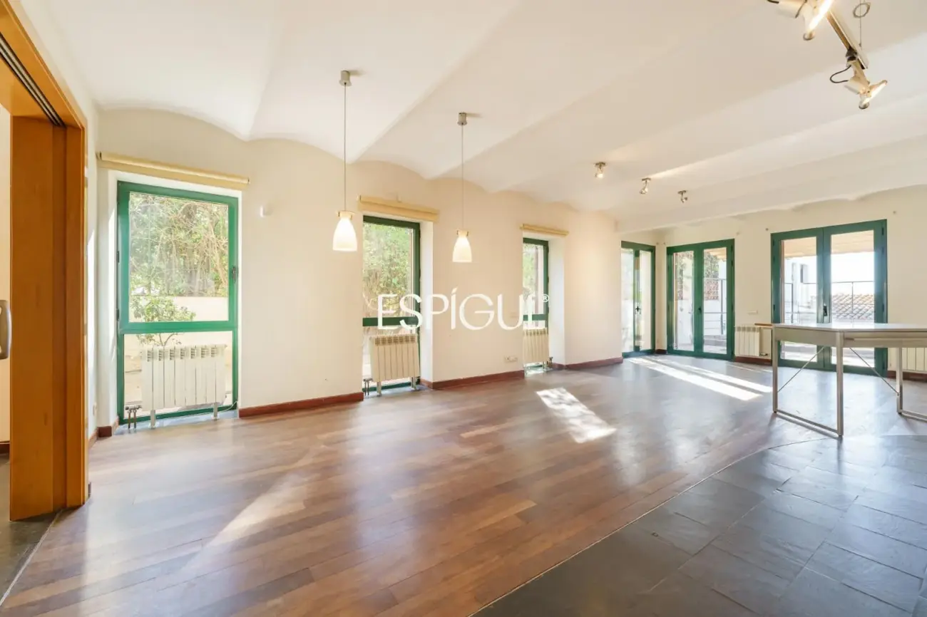 Exclusiva casa esquinera con jardín privado y vistas al mar en el centro de Premià de Dalt