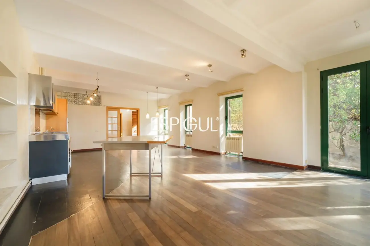 Exclusiva casa esquinera con jardín privado y vistas al mar en el centro de Premià de Dalt