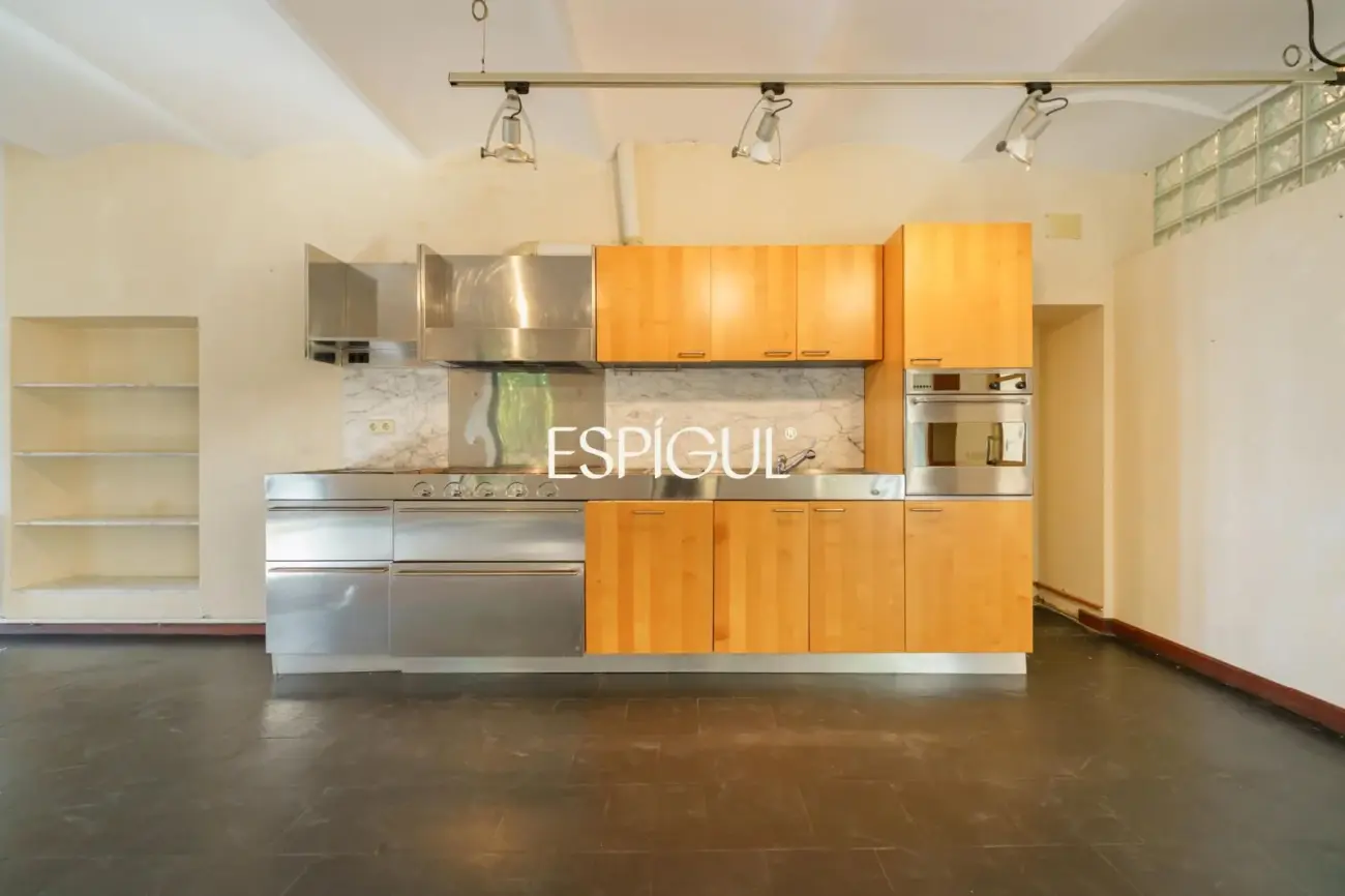 Exclusiva casa esquinera con jardín privado y vistas al mar en el centro de Premià de Dalt
