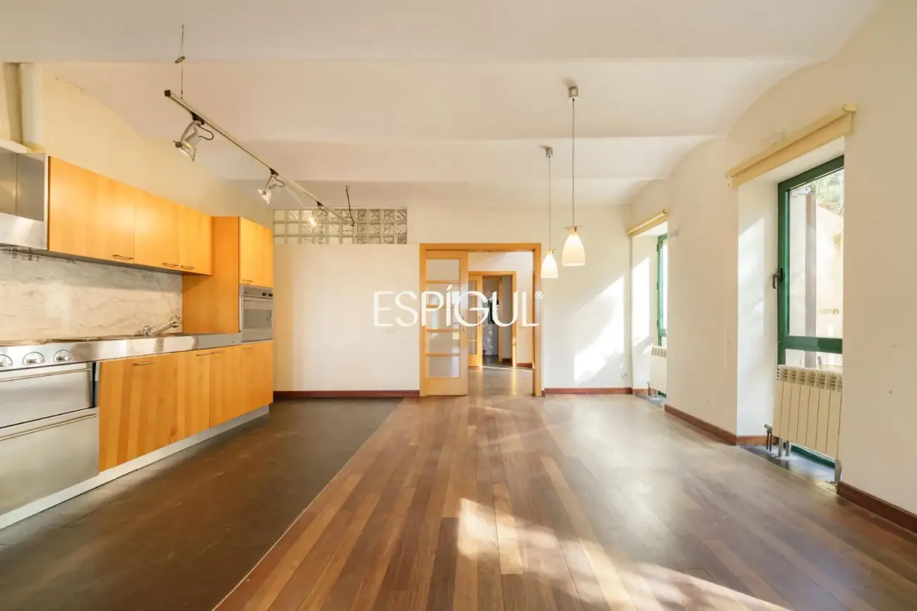 Exclusiva casa esquinera con jardín privado y vistas al mar en el centro de Premià de Dalt