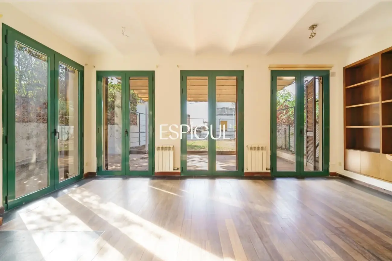 Exclusiva casa esquinera con jardín privado y vistas al mar en el centro de Premià de Dalt
