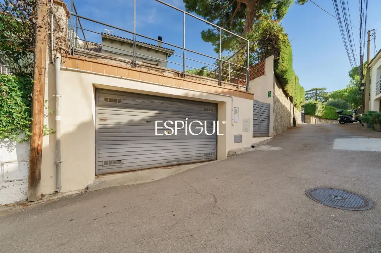 Exclusiva casa esquinera con jardín privado y vistas al mar en el centro de Premià de Dalt