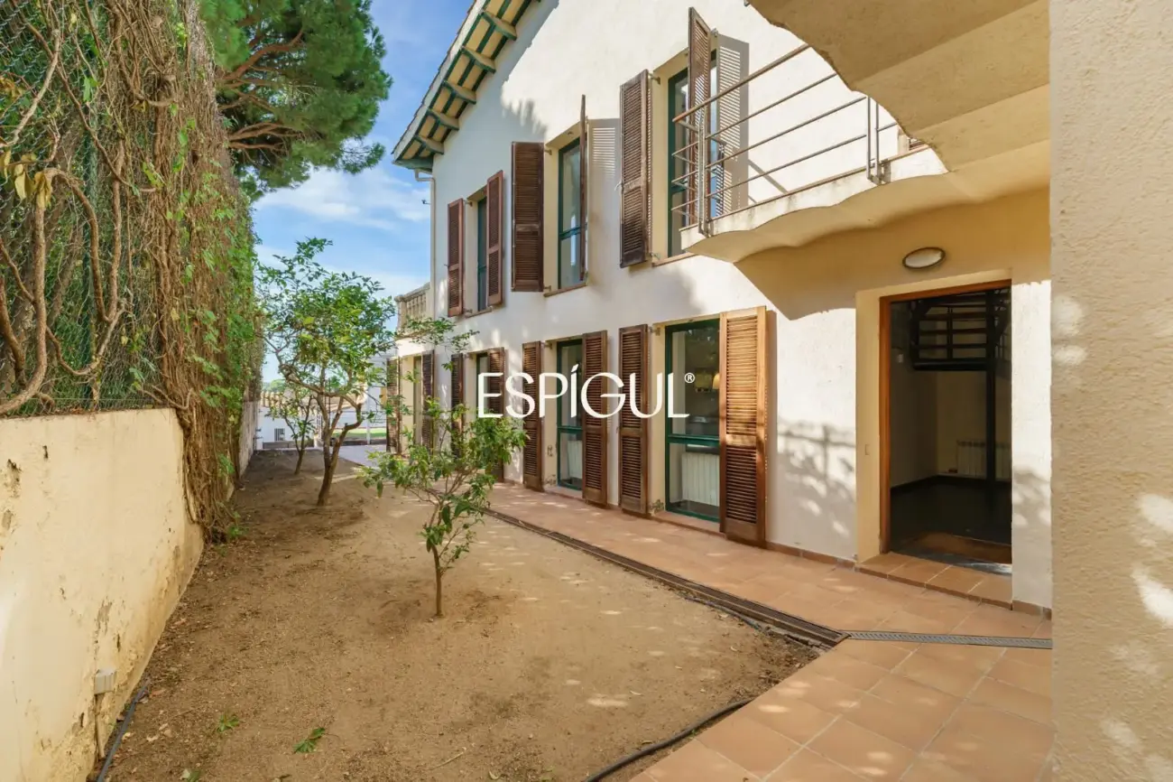 Exclusiva casa esquinera con jardín privado y vistas al mar en el centro de Premià de Dalt