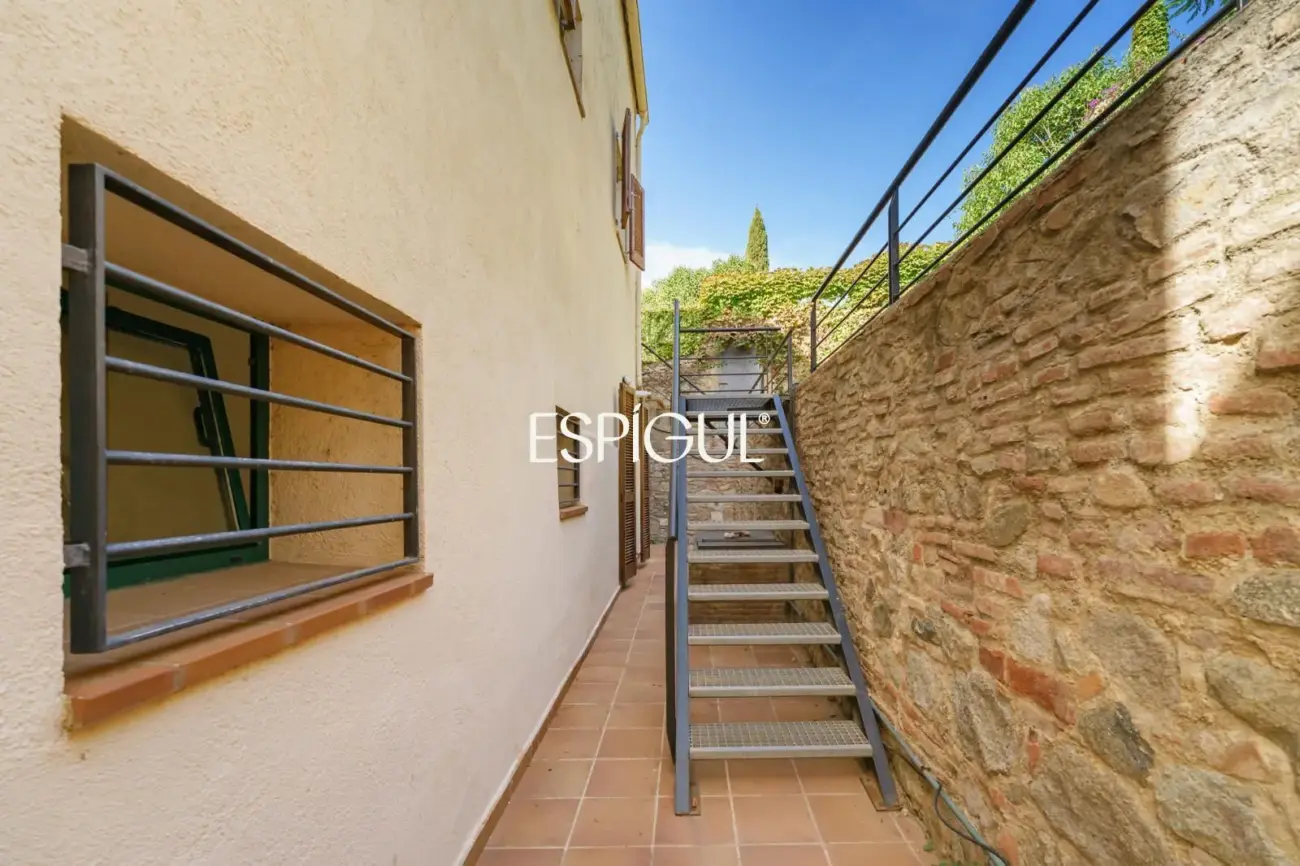 Exclusiva casa esquinera con jardín privado y vistas al mar en el centro de Premià de Dalt