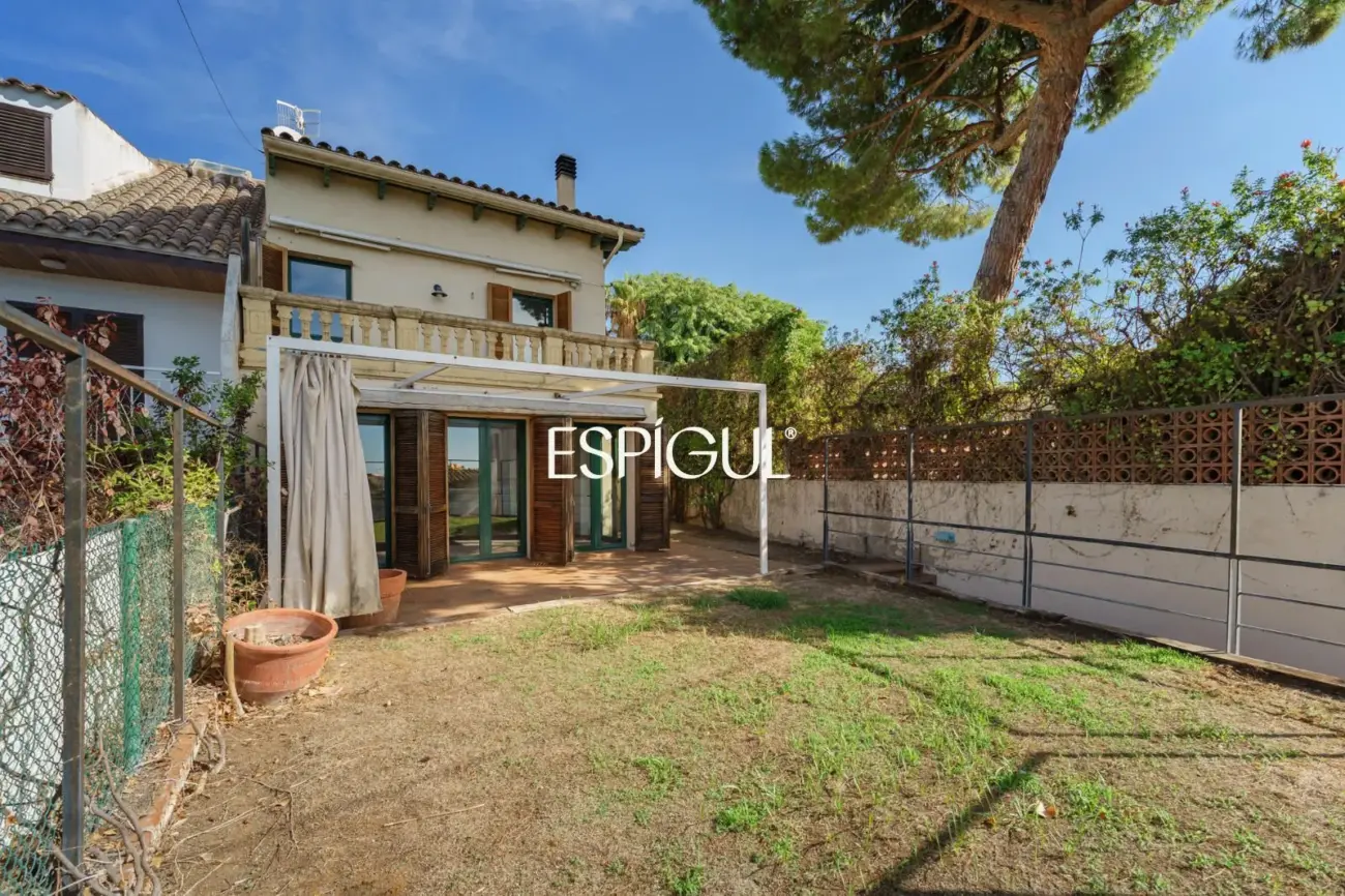 Exclusiva casa esquinera con jardín privado y vistas al mar en el centro de Premià de Dalt