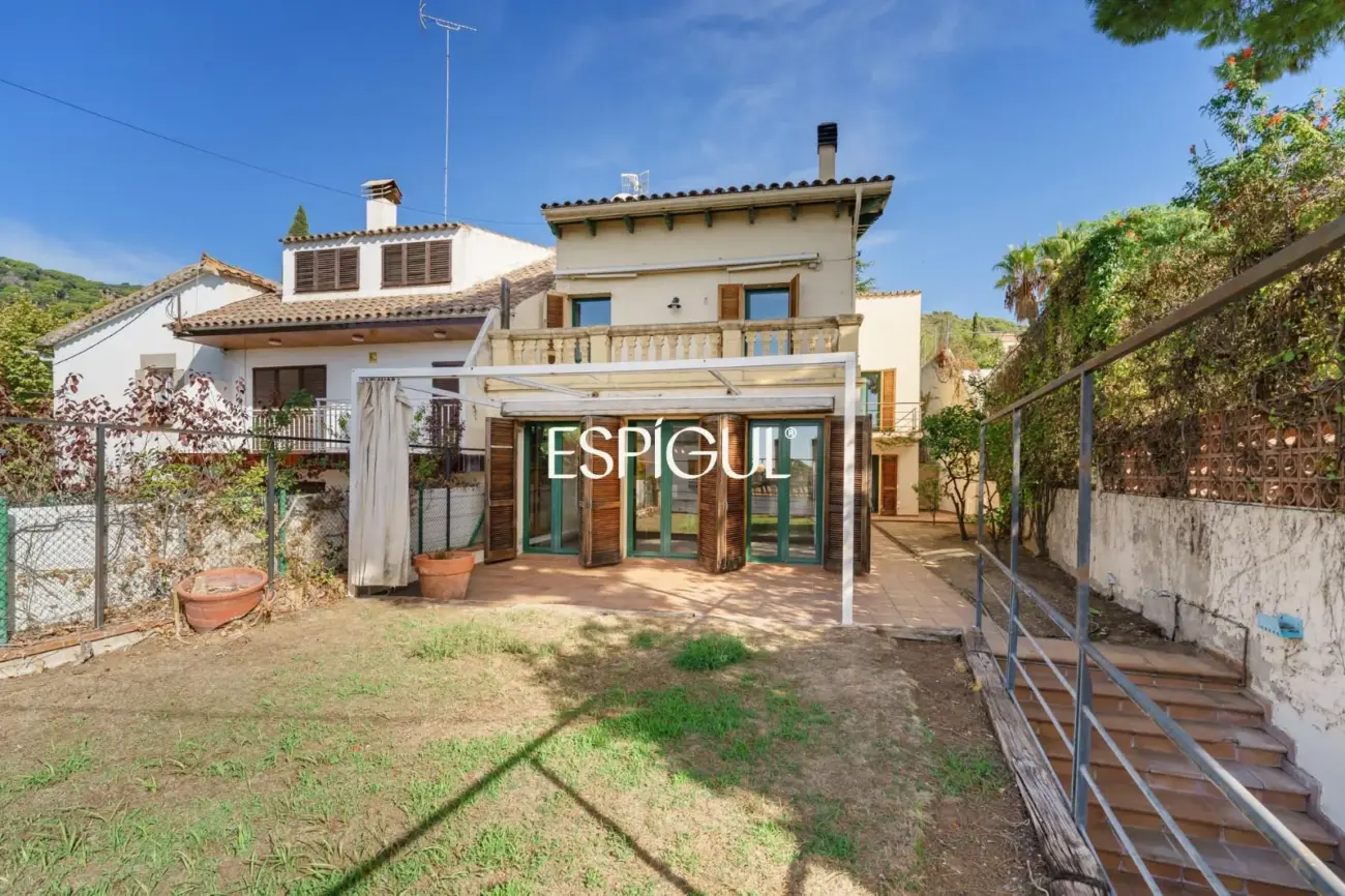 Exclusiva casa esquinera con jardín privado y vistas al mar en el centro de Premià de Dalt