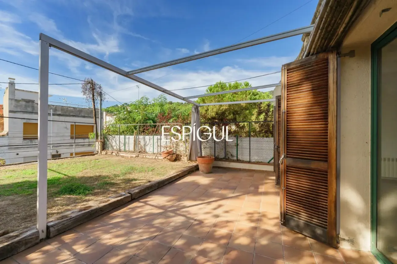 Exclusiva casa esquinera con jardín privado y vistas al mar en el centro de Premià de Dalt