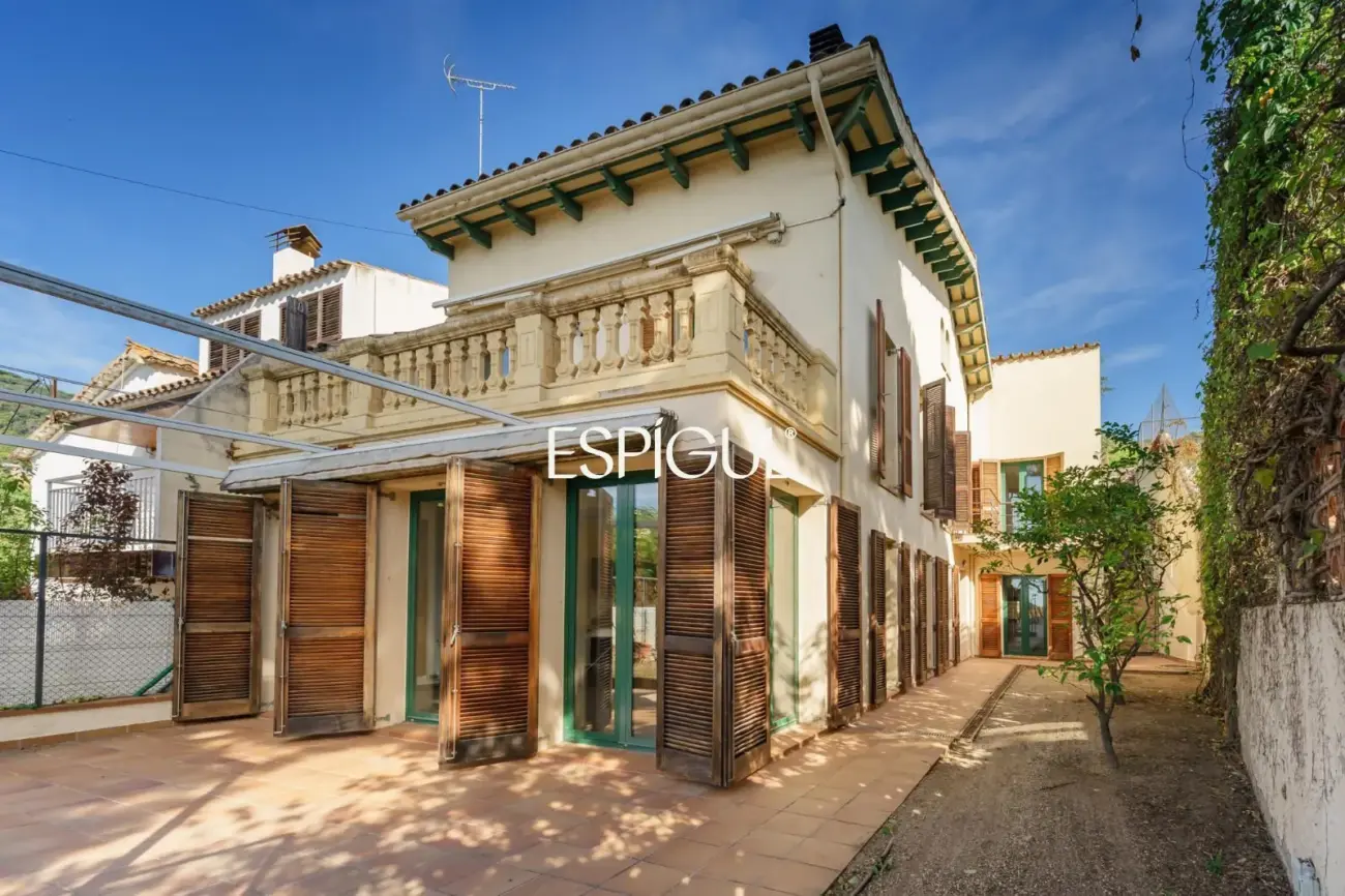 Exclusiva casa esquinera con jardín privado y vistas al mar en el centro de Premià de Dalt