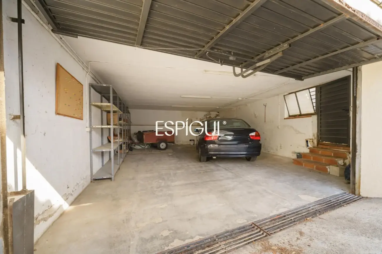 Exclusiva casa esquinera con jardín privado y vistas al mar en el centro de Premià de Dalt