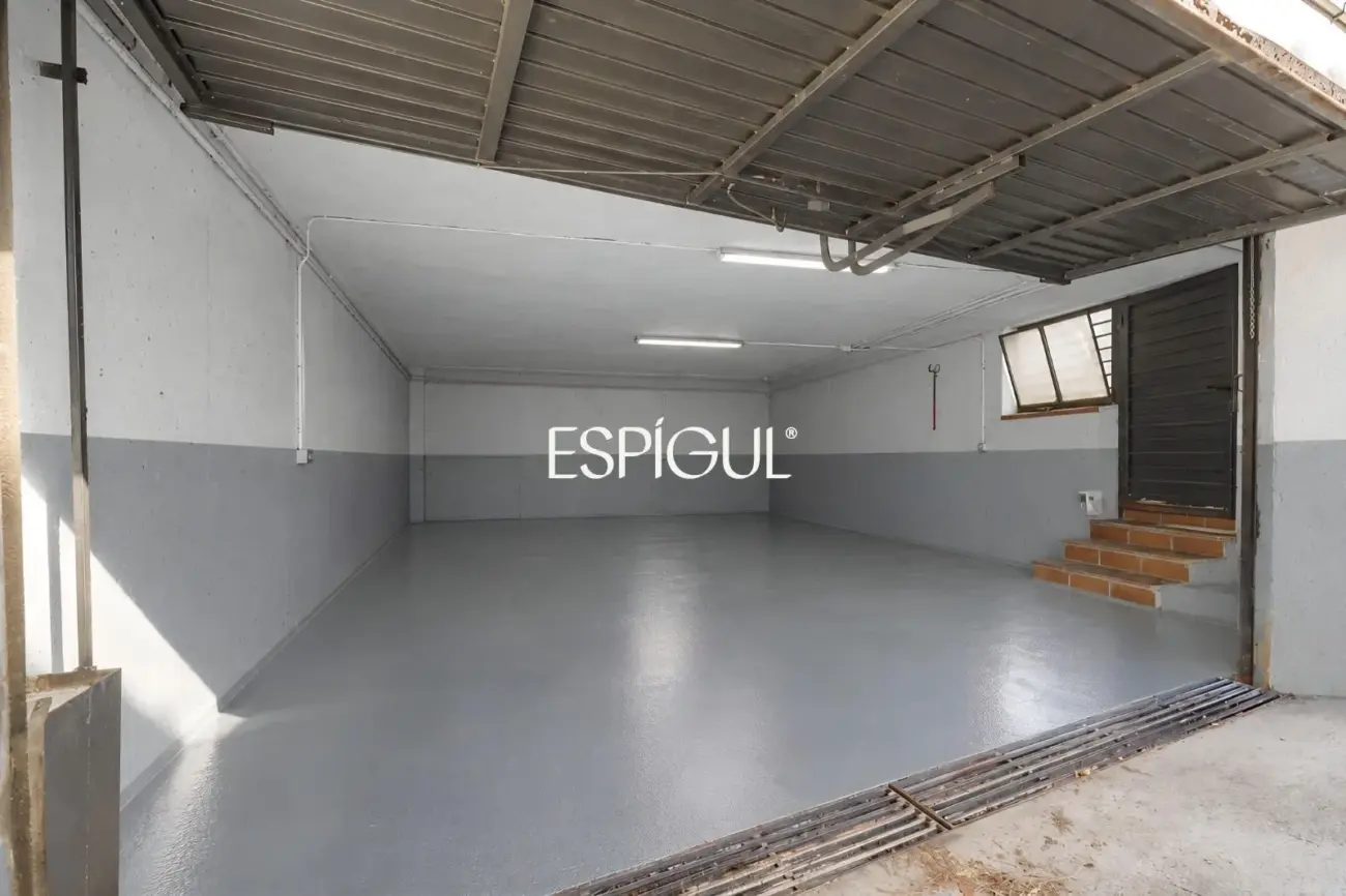 Exclusiva casa esquinera con jardín privado y vistas al mar en el centro de Premià de Dalt