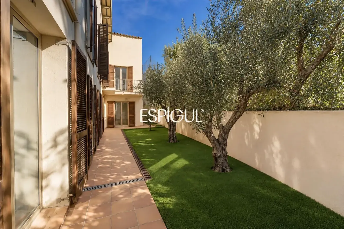 Exclusiva casa esquinera con jardín privado y vistas al mar en el centro de Premià de Dalt