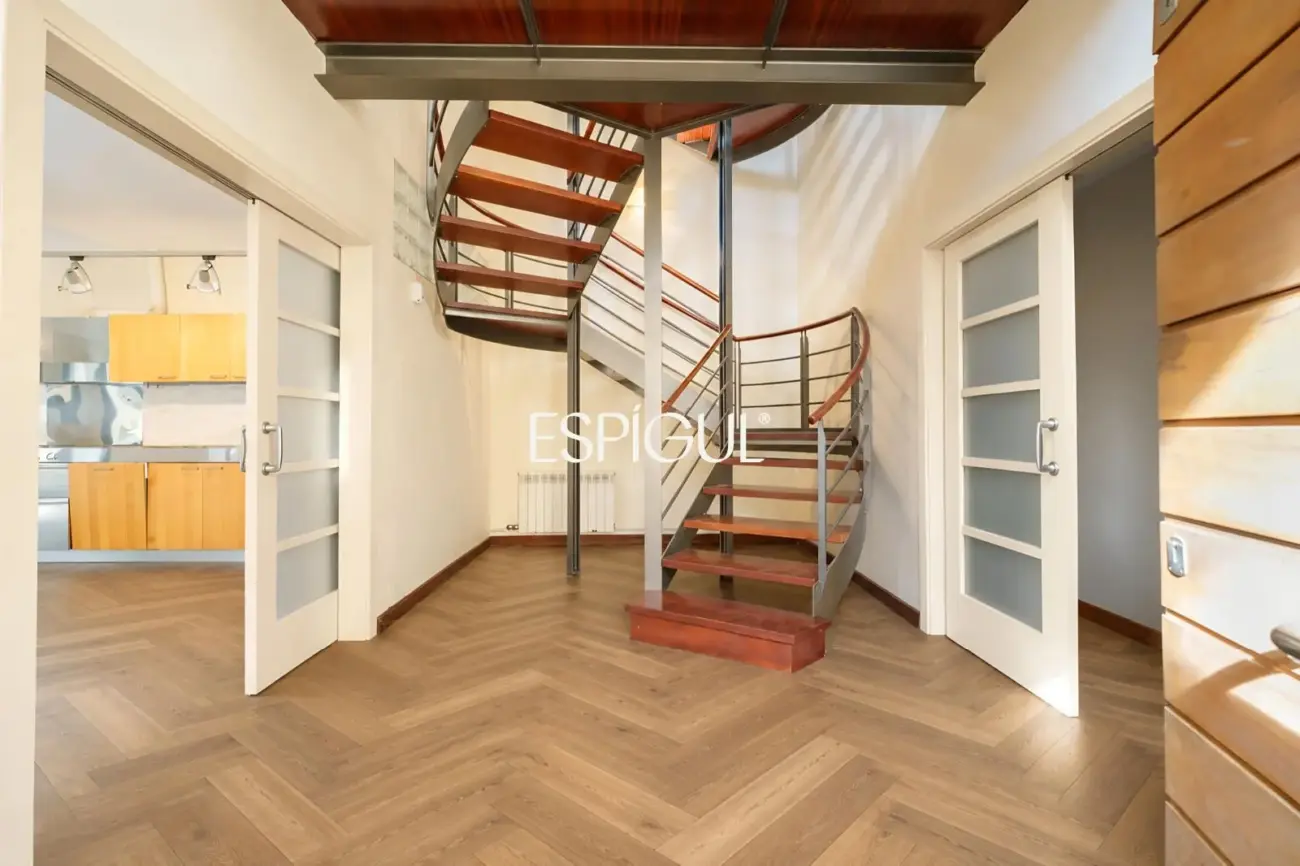 Exclusiva casa esquinera con jardín privado y vistas al mar en el centro de Premià de Dalt