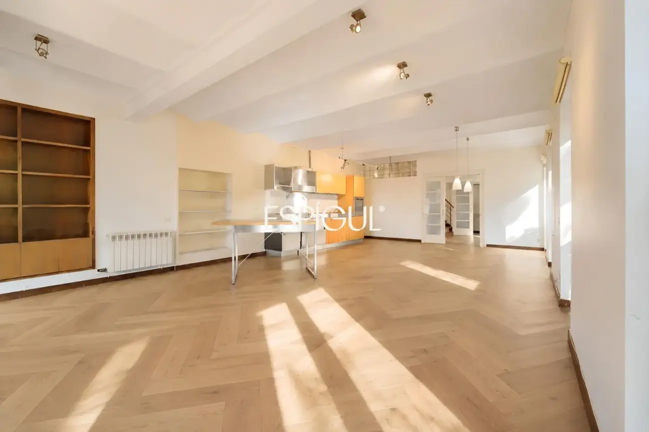 Exclusiva casa esquinera con jardín privado y vistas al mar en el centro de Premià de Dalt