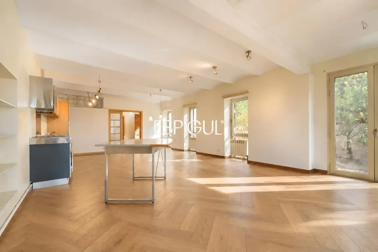 Exclusiva casa esquinera con jardín privado y vistas al mar en el centro de Premià de Dalt
