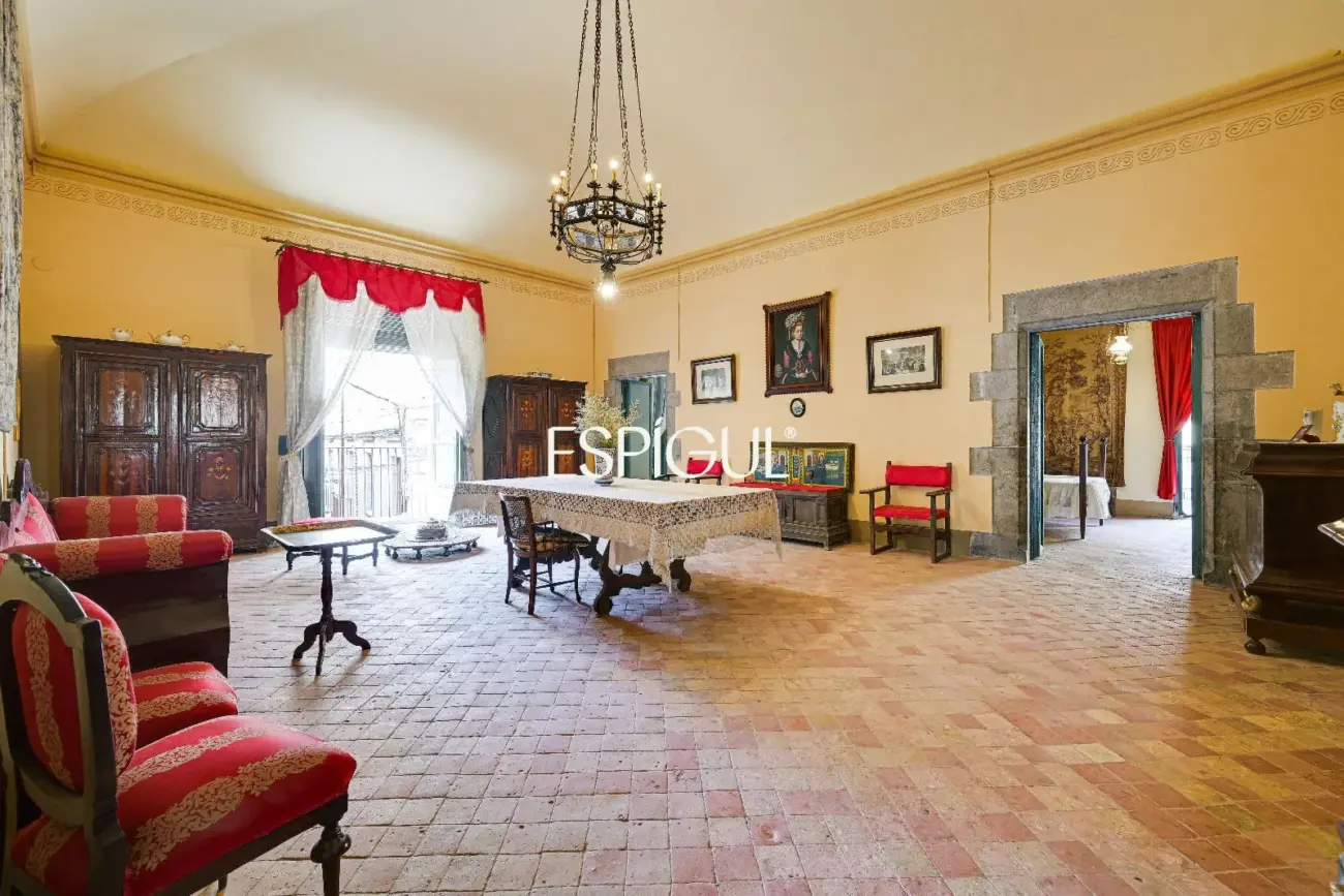 Majestuosa finca señorial catalogada en el centro histórico de Torroella de Montgrí