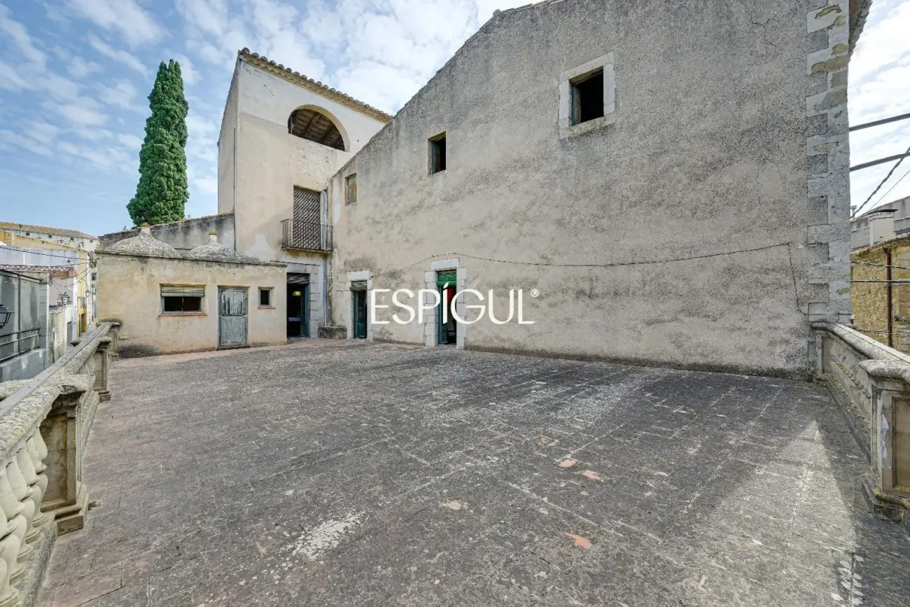 Majestuosa finca señorial catalogada en el centro histórico de Torroella de Montgrí