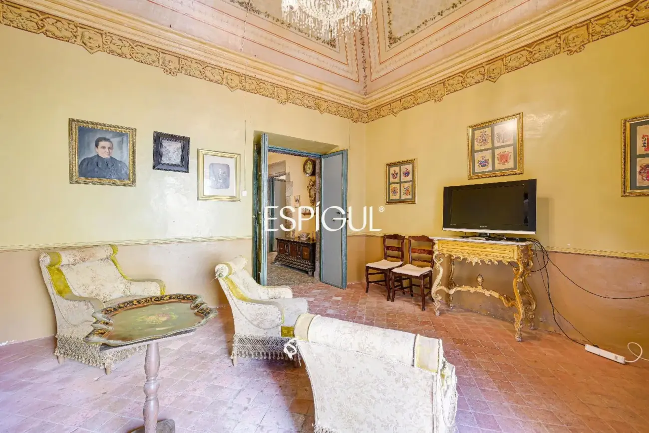 Majestuosa finca señorial catalogada en el centro histórico de Torroella de Montgrí