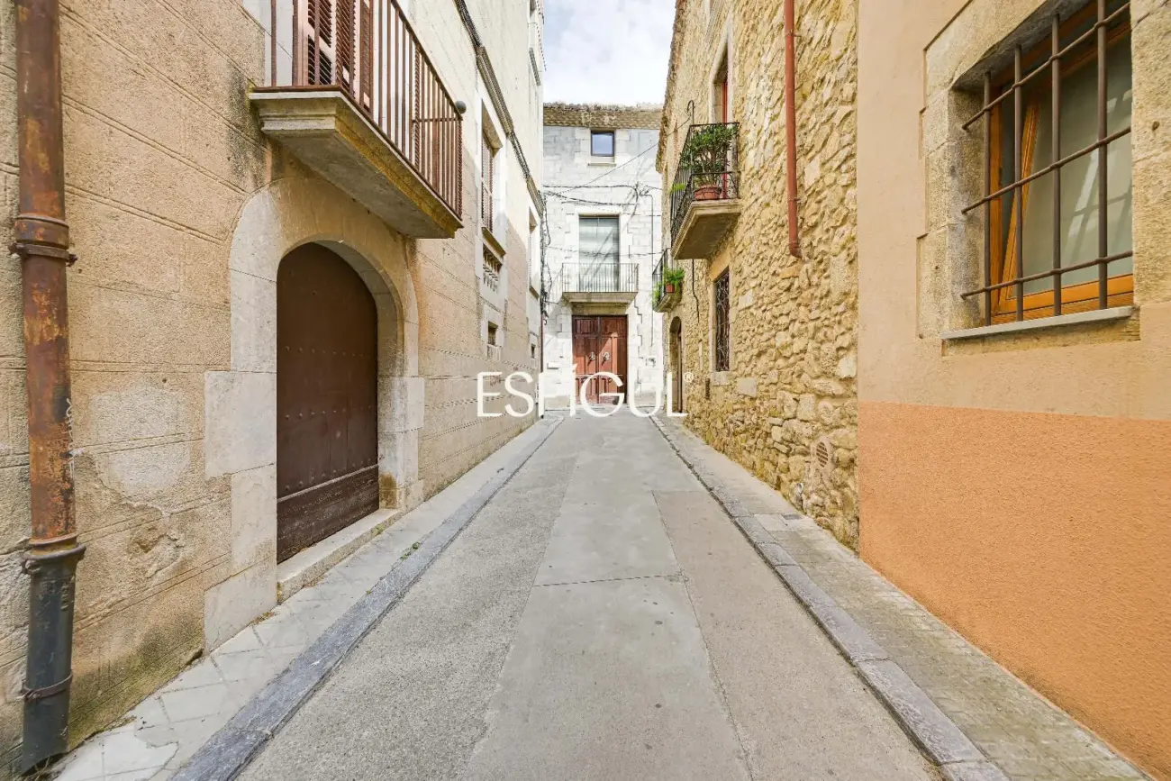 Majestuosa finca señorial catalogada en el centro histórico de Torroella de Montgrí