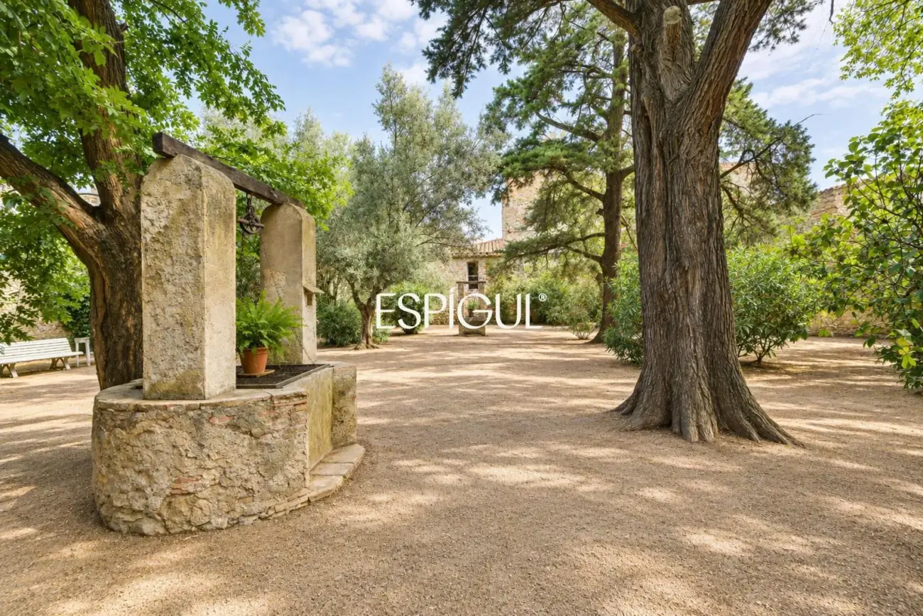 Majestuosa finca señorial catalogada en el centro histórico de Torroella de Montgrí