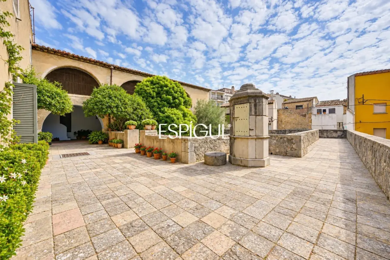Majestuosa finca señorial catalogada en el centro histórico de Torroella de Montgrí