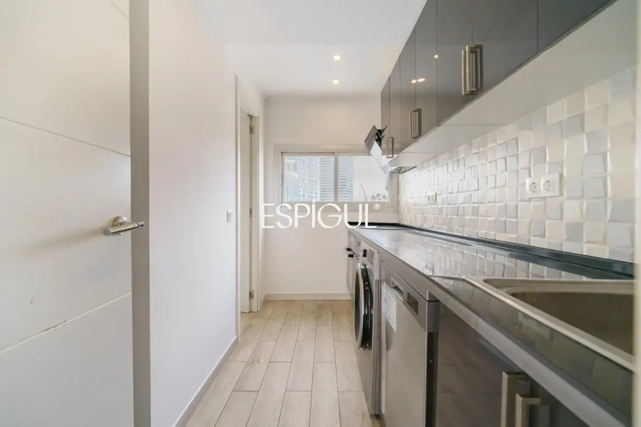 Appartement en étage élevé avec vue sur la mer et trois balcons, à deux pas de la Vila Olímpica