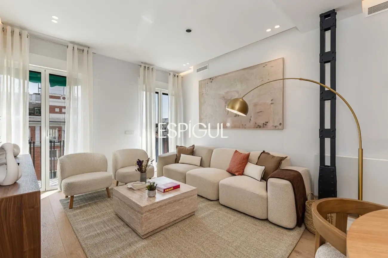 Piso en venta con 3 balcones a la calle en Cea Bermúdez, Vallehermoso