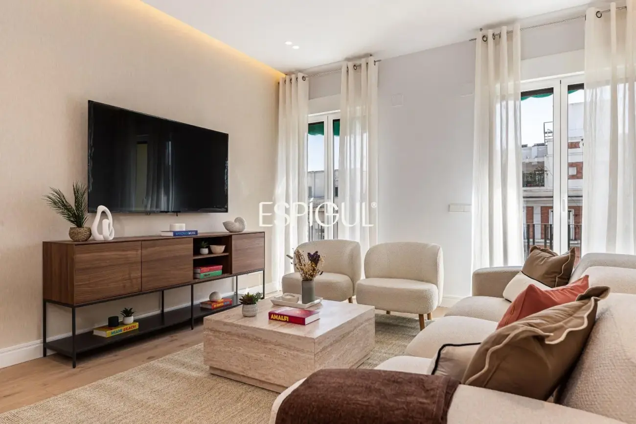 Piso en venta con 3 balcones a la calle en Cea Bermúdez, Vallehermoso