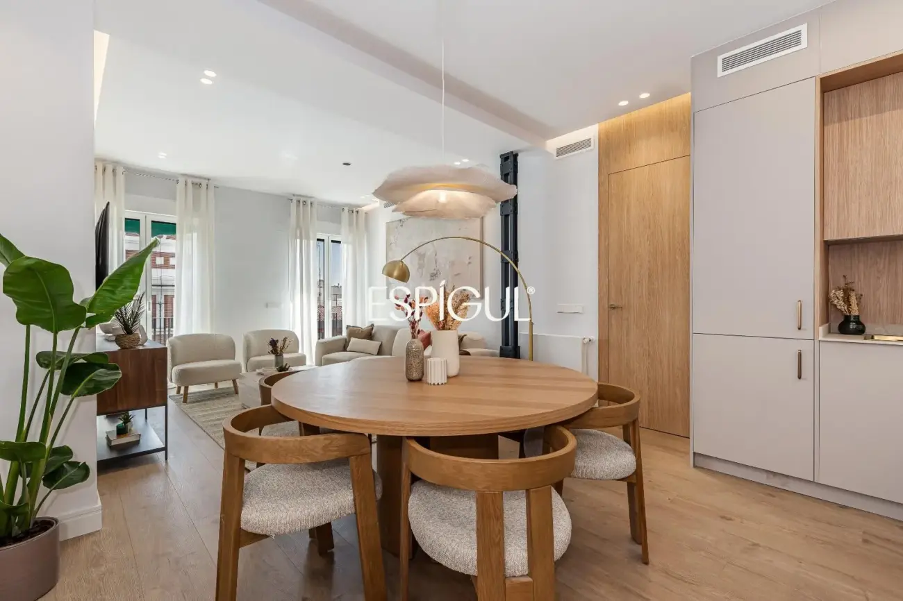 Piso en venta con 3 balcones a la calle en Cea Bermúdez, Vallehermoso