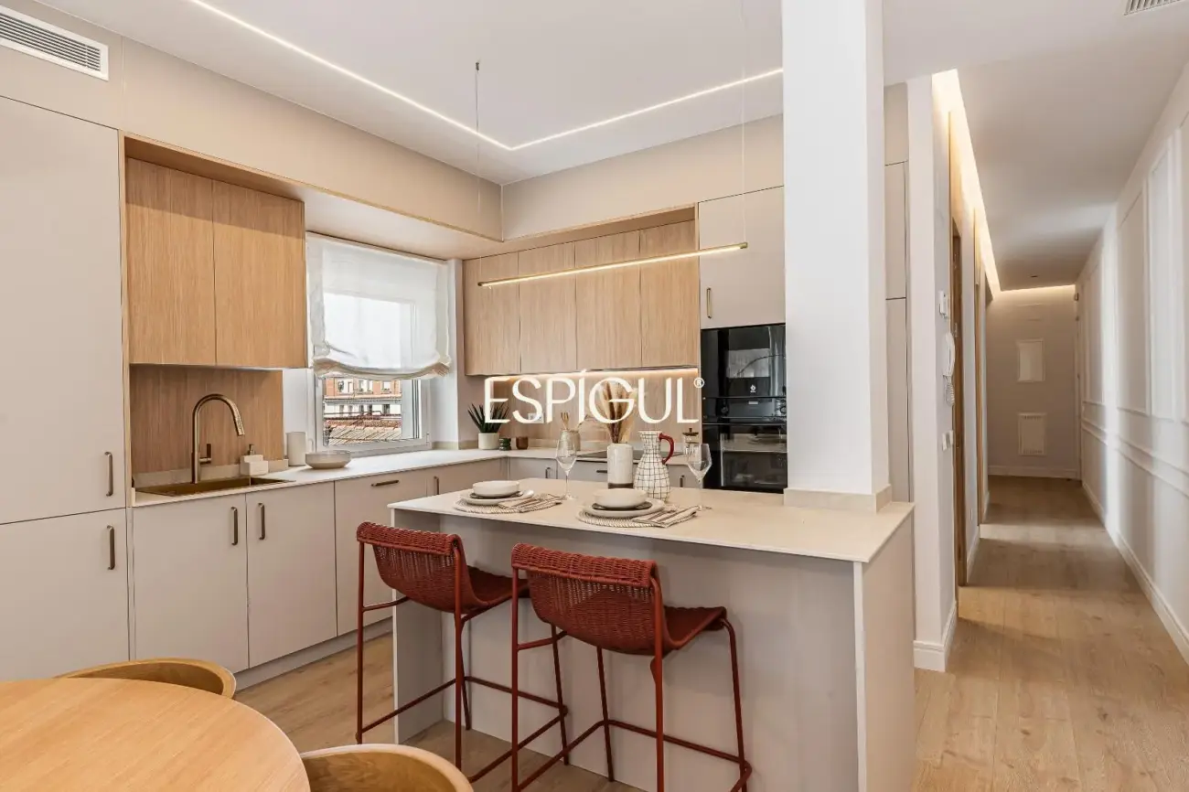 Piso en venta con 3 balcones a la calle en Cea Bermúdez, Vallehermoso
