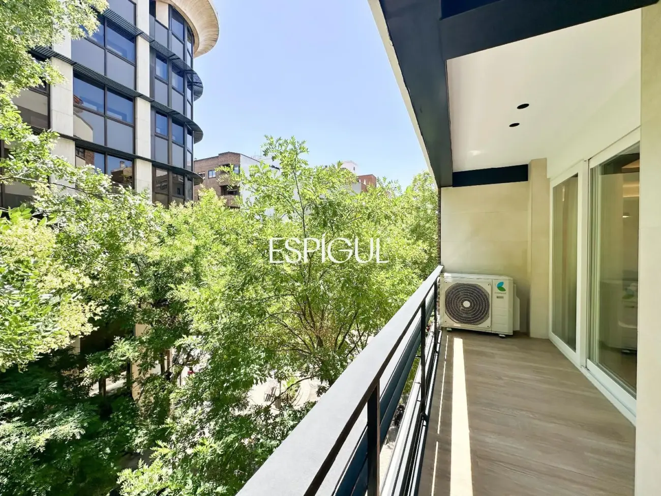 Piso en venta exterior con terraza en Castellana