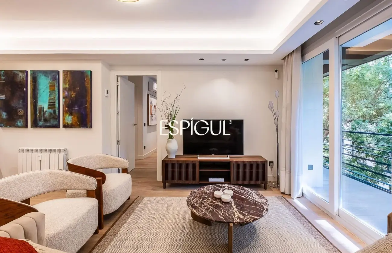 Piso en venta exterior con terraza en Castellana