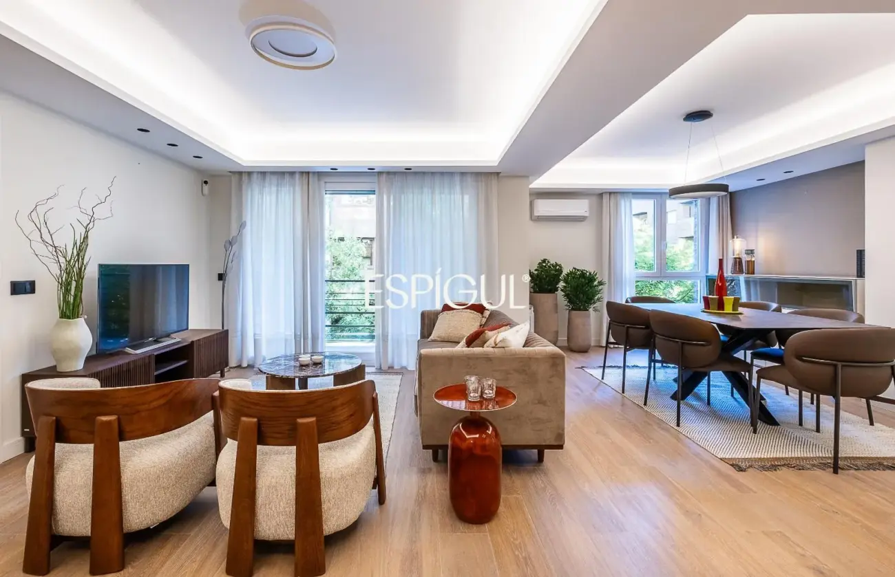 Piso en venta exterior con terraza en Castellana