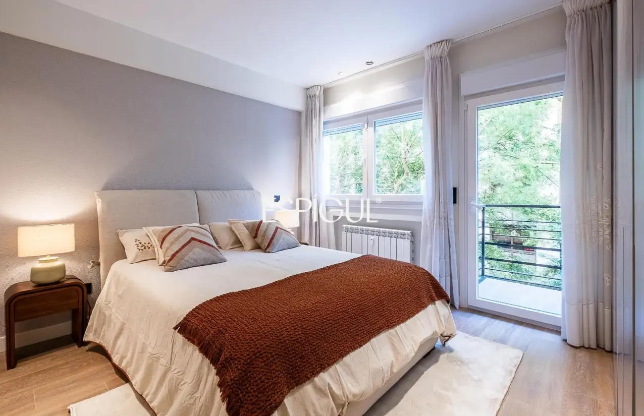Piso en venta exterior con terraza en Castellana