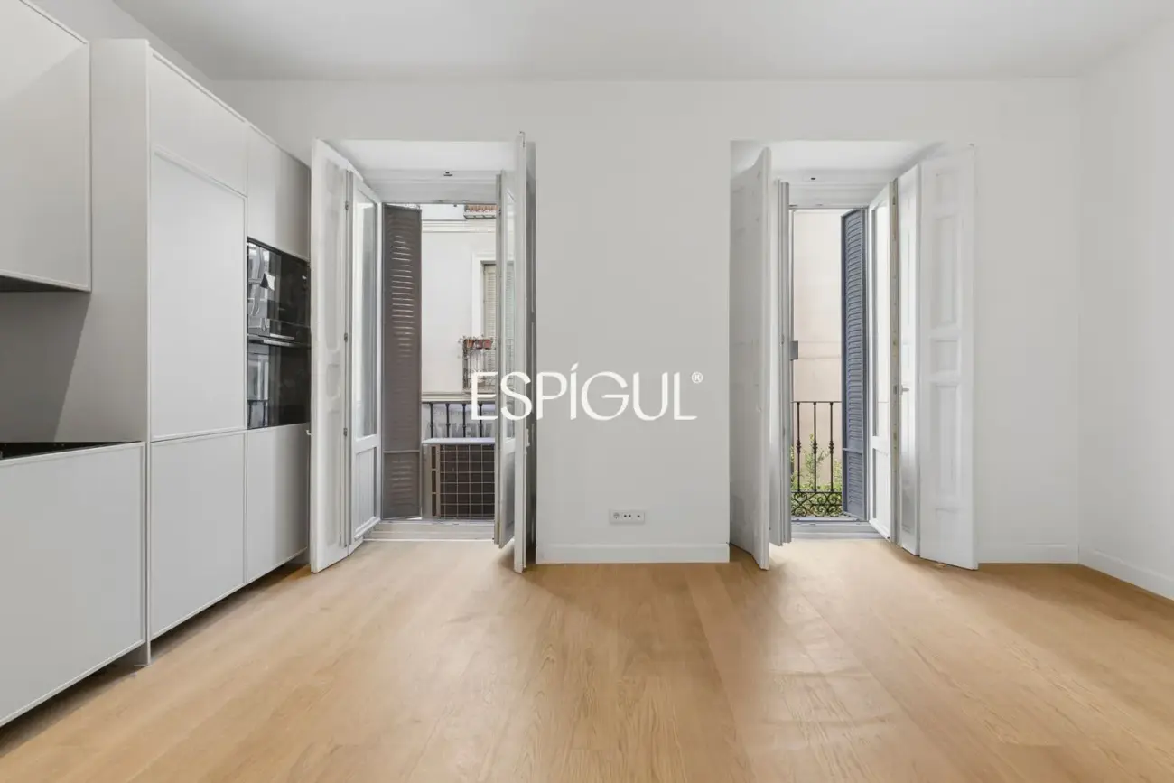 Piso en venta reformado con 3 balcones en Malasaña, Centro