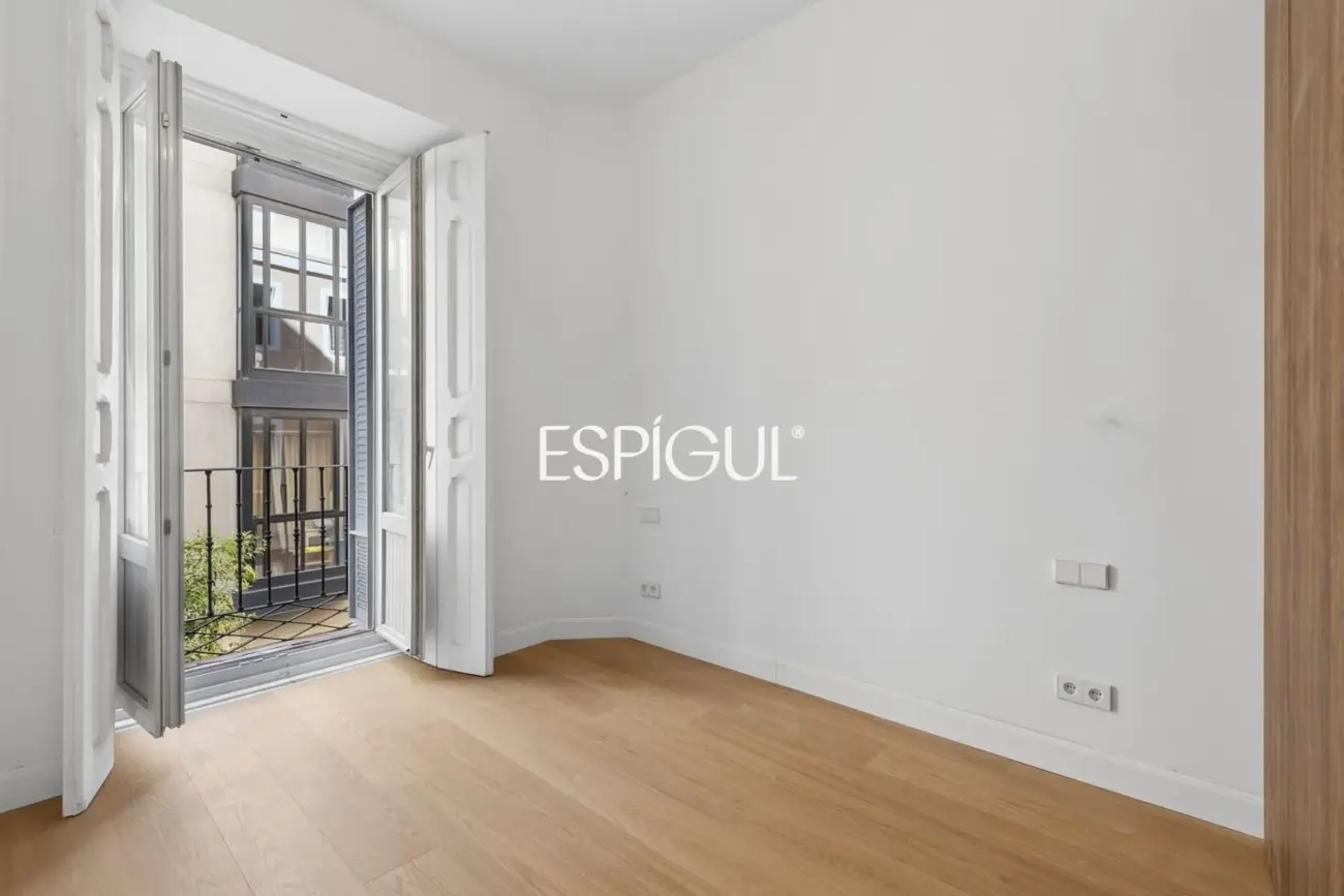 Piso en venta reformado con 3 balcones en Malasaña, Centro
