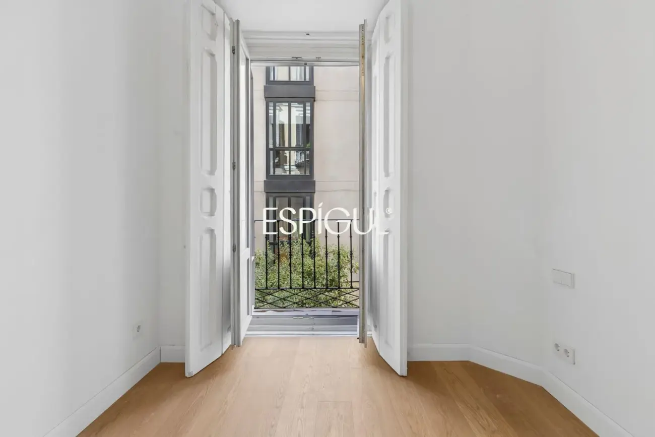 Piso en venta reformado con 3 balcones en Malasaña, Centro