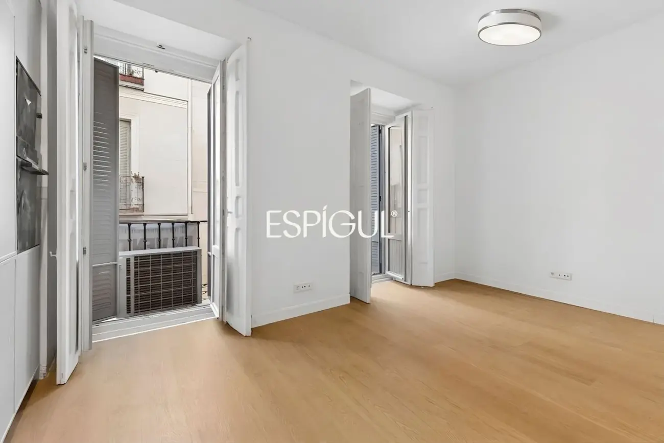 Piso en venta reformado con 3 balcones en Malasaña, Centro