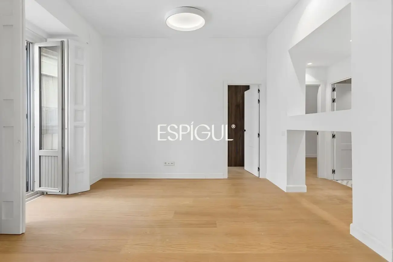Piso en venta reformado con 3 balcones en Malasaña, Centro