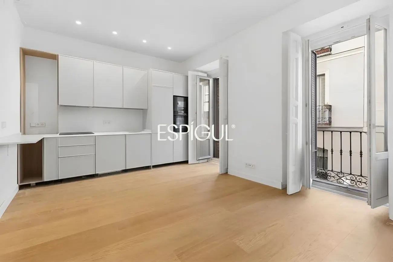 Piso en venta reformado con 3 balcones en Malasaña, Centro