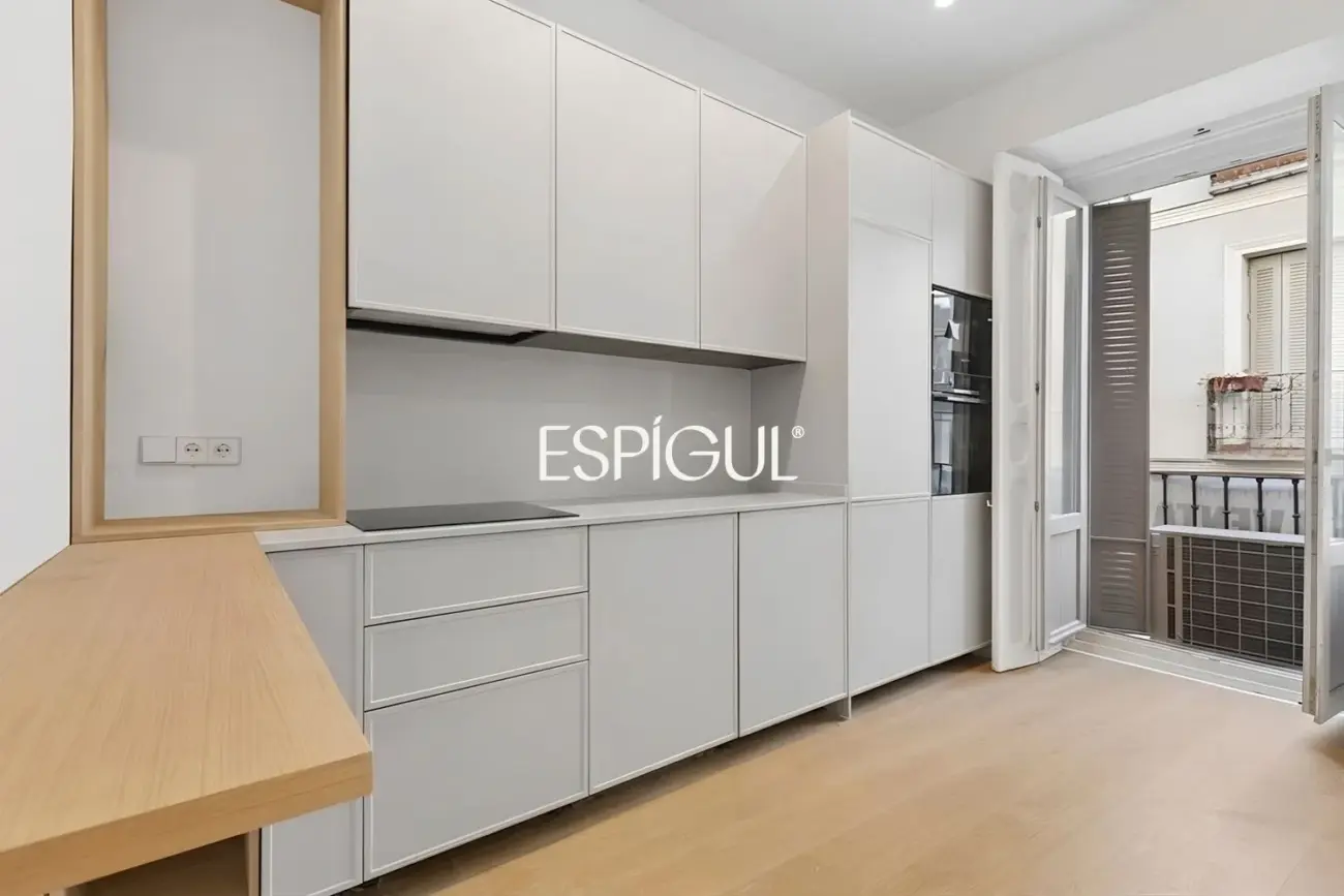 Piso en venta reformado con 3 balcones en Malasaña, Centro