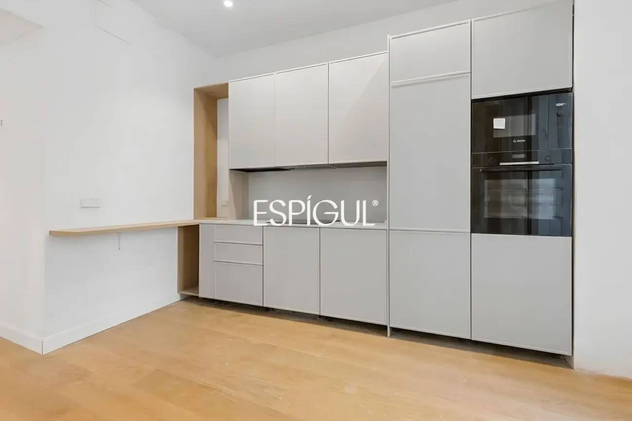 Piso en venta reformado con 3 balcones en Malasaña, Centro