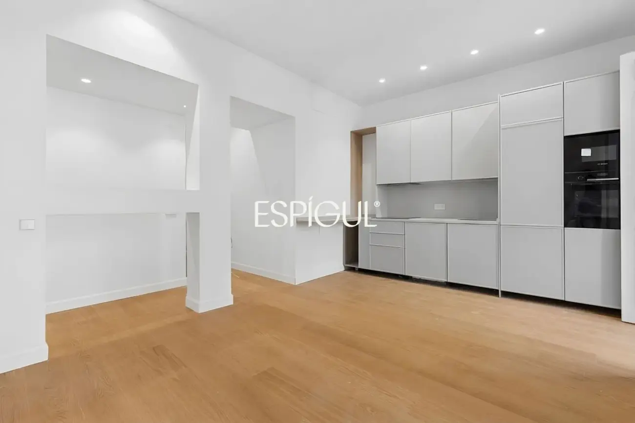 Piso en venta reformado con 3 balcones en Malasaña, Centro