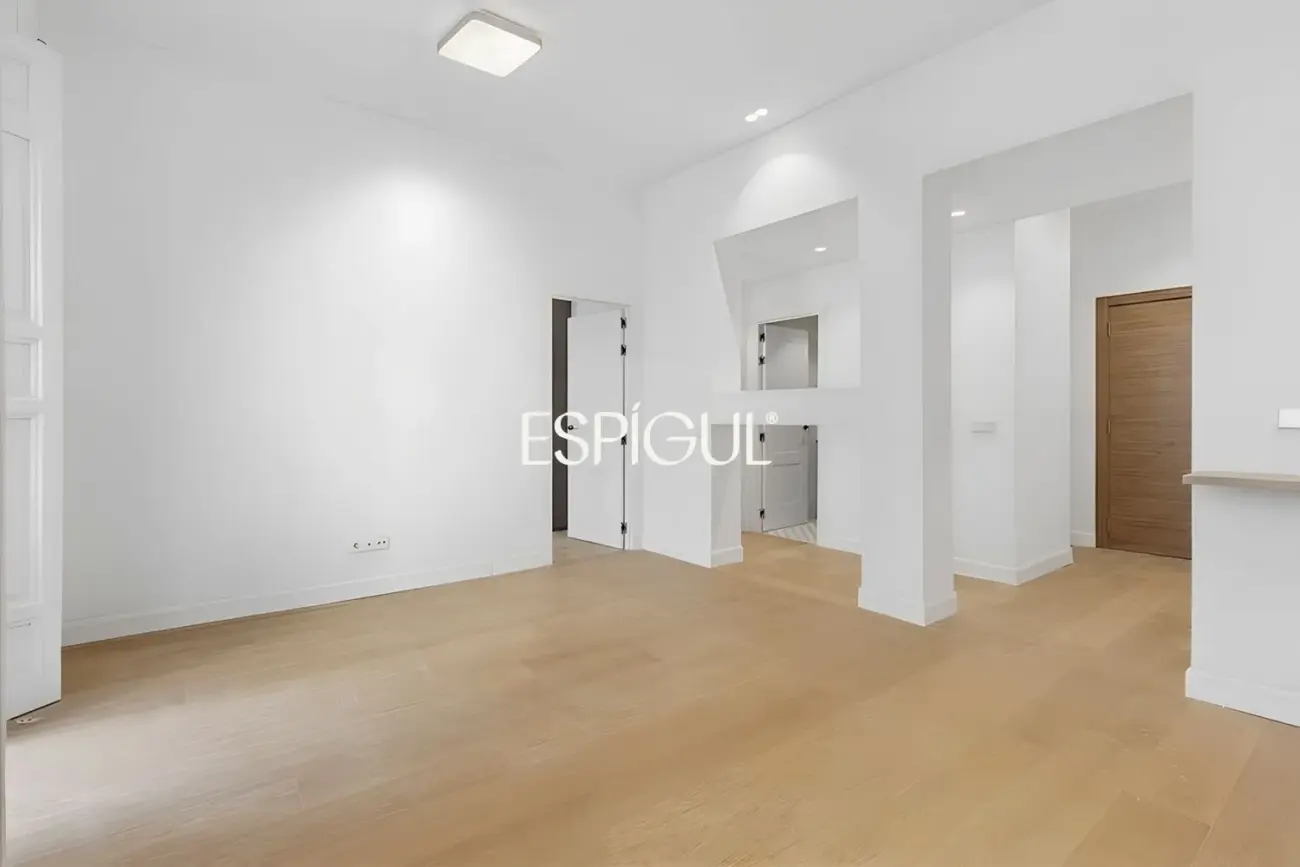 Piso en venta reformado con 3 balcones en Malasaña, Centro