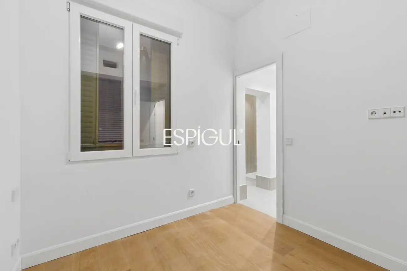 Piso en venta reformado con 3 balcones en Malasaña, Centro