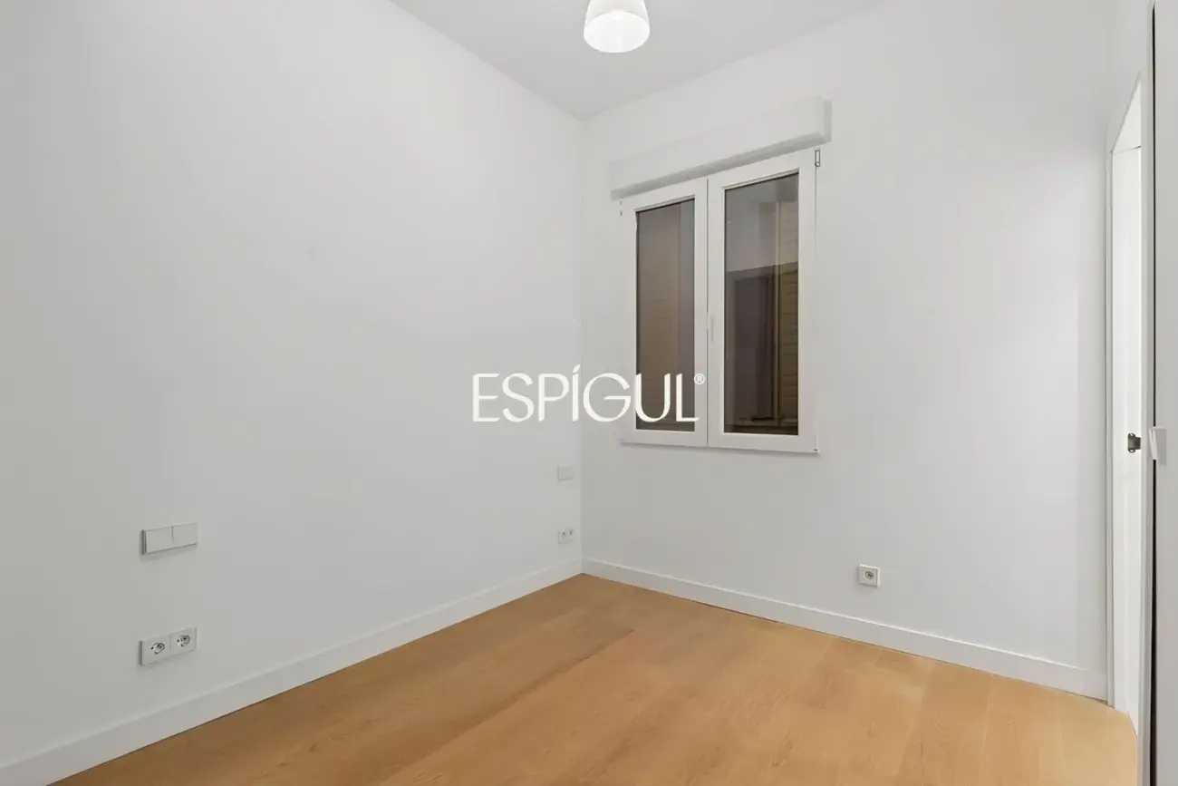 Piso en venta reformado con 3 balcones en Malasaña, Centro