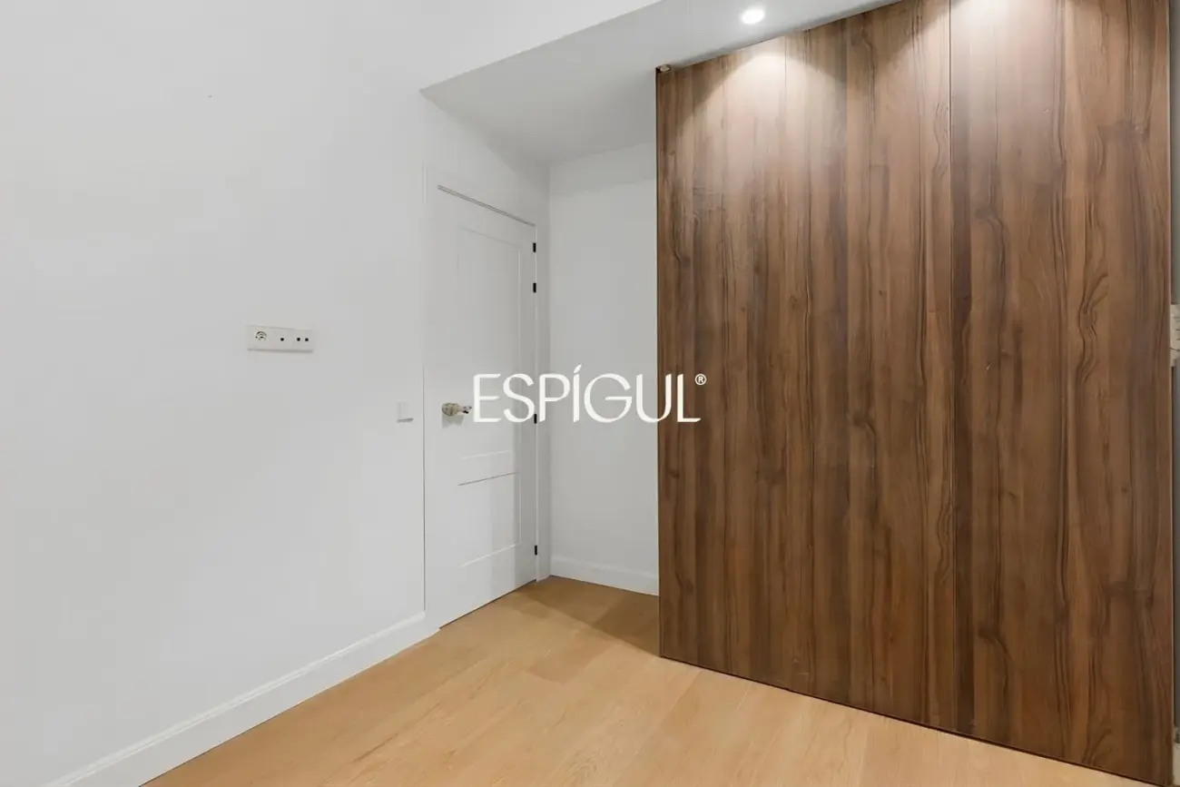 Piso en venta reformado con 3 balcones en Malasaña, Centro